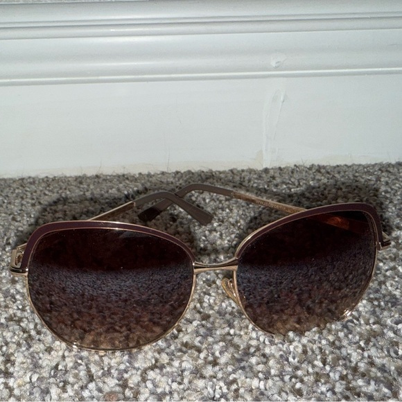 Jessica Simpson oval sunglasses - Picture 1 of 3